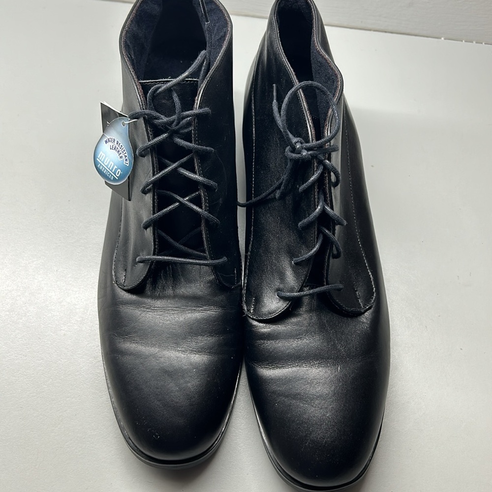 New!!  Munro Leather water resistant low lace-up flat boots, size 10
